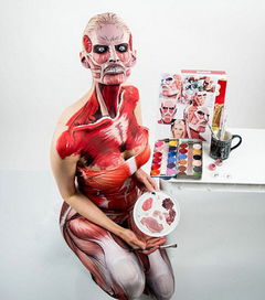 德國(guó)女子靠高超化妝技巧變身漫畫人物 耗時(shí)僅需2小時(shí)